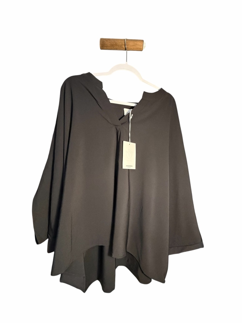 NWT ANDRE by UNIT Black Flowing V-Neck Women's Top Sz Small
